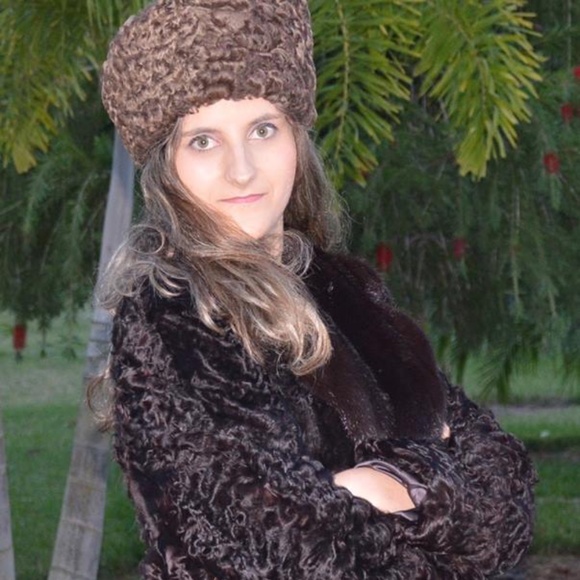 Vintage Elegance and Sustainable Style from Naples, Florida - Picture 2 of 16